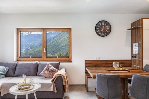 Appartement 'Apart Elias' met Uitzicht op de Bergen, Gedeeld Terras en WiFi