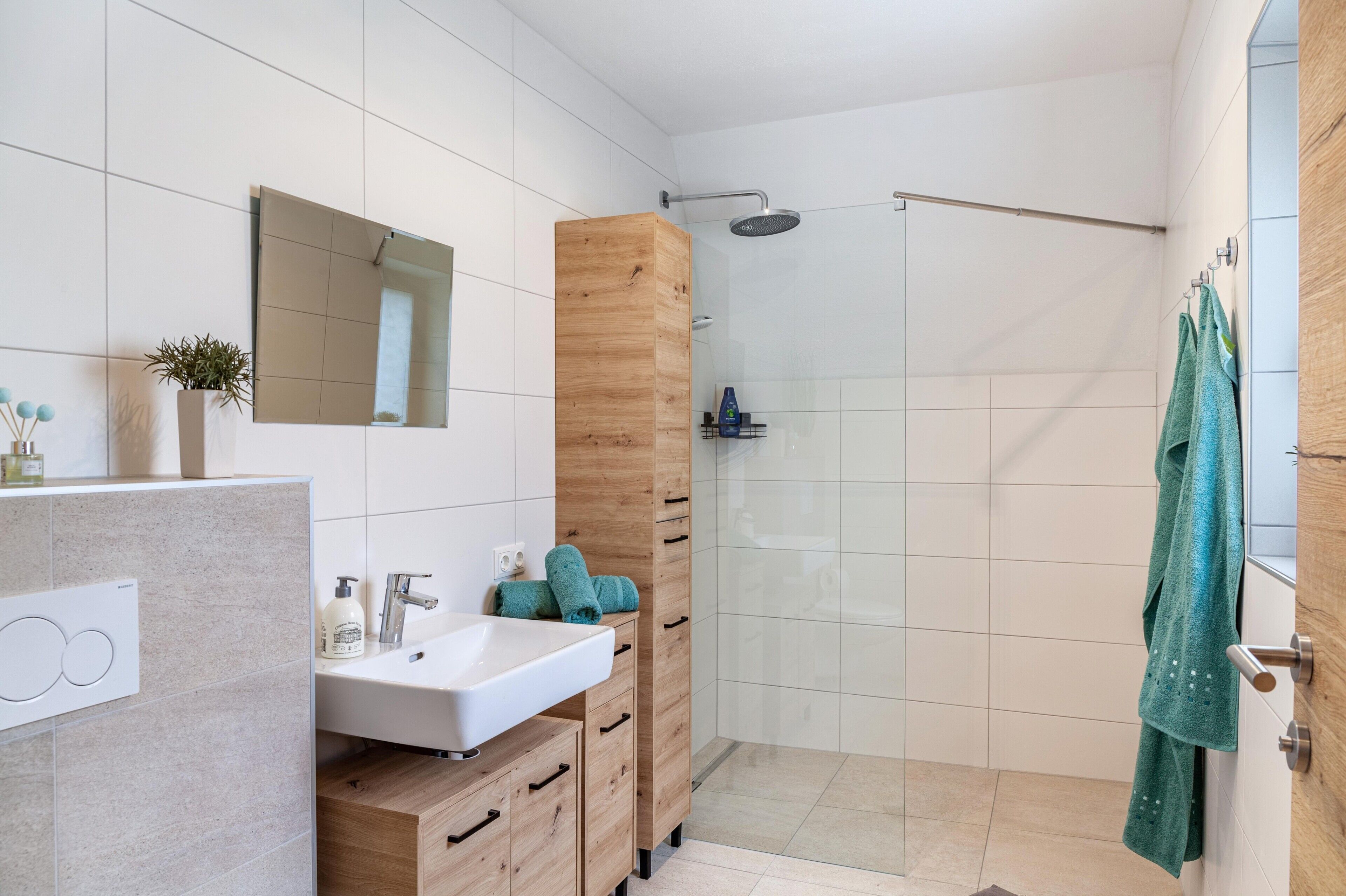 Shower, free toiletries, hair dryer, towels