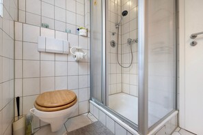 Ducha, artículos de tocador gratuitos, secador de pelo, toallas