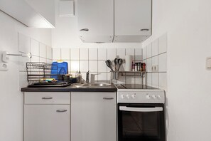 Kühlschrank, Ofen, Herdplatte, Wasserkocher mit Kaffee-/Teezubehör