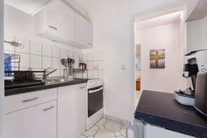 Frigorífico, horno, placa de cocina y cafetera o tetera