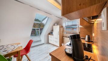 Een koelkast, een magnetron, een oven, een kookplaat