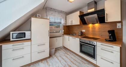 Ferienwohnung Burgblick" mit Bergblick, Gemeinschaftsgarten und WLAN