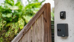A wooden gate with a security keypad and a lock on a concrete wall. - Apartment 'Burgblick' with Mountain View, Shared Garden and Wi-Fi (Hausach)