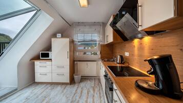 Een koelkast, een magnetron, een oven, een kookplaat