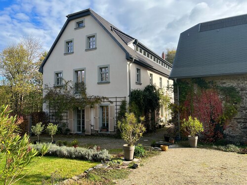 Ferienwohnung mit schönem Blick in die Auenlandschaft, großer Garten