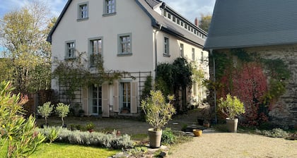 Ferienwohnung mit schönem Blick in die Auenlandschaft, großer Garten