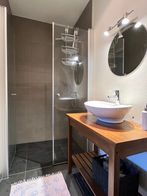 Dusche, Haartrockner, Handtücher