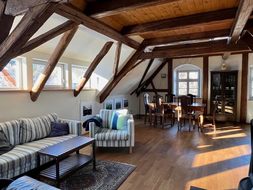 Ferienwohnung mit Kamin und offenem Dachstuhl, großer Garten