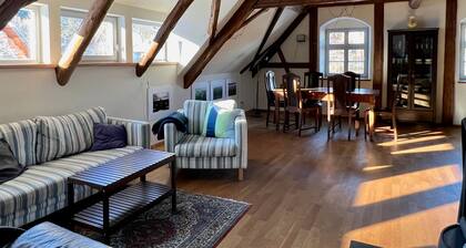 Ferienwohnung mit Kamin und offenem Dachstuhl, großer Garten