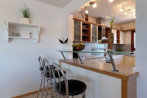 Fridge, microwave, oven, stovetop - Holiday Home 'Ferienhaus Am Rhein' with Private Terrace, Balcony and Wi-Fi (Rheinau)