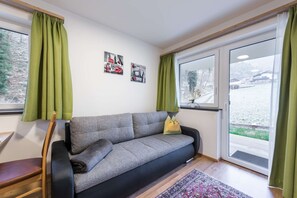 TV - Apartment 'Ferienwohnung Unterlechner - Apt 1' with Mountain View, Private Terrace and Wi-Fi (Vomp)