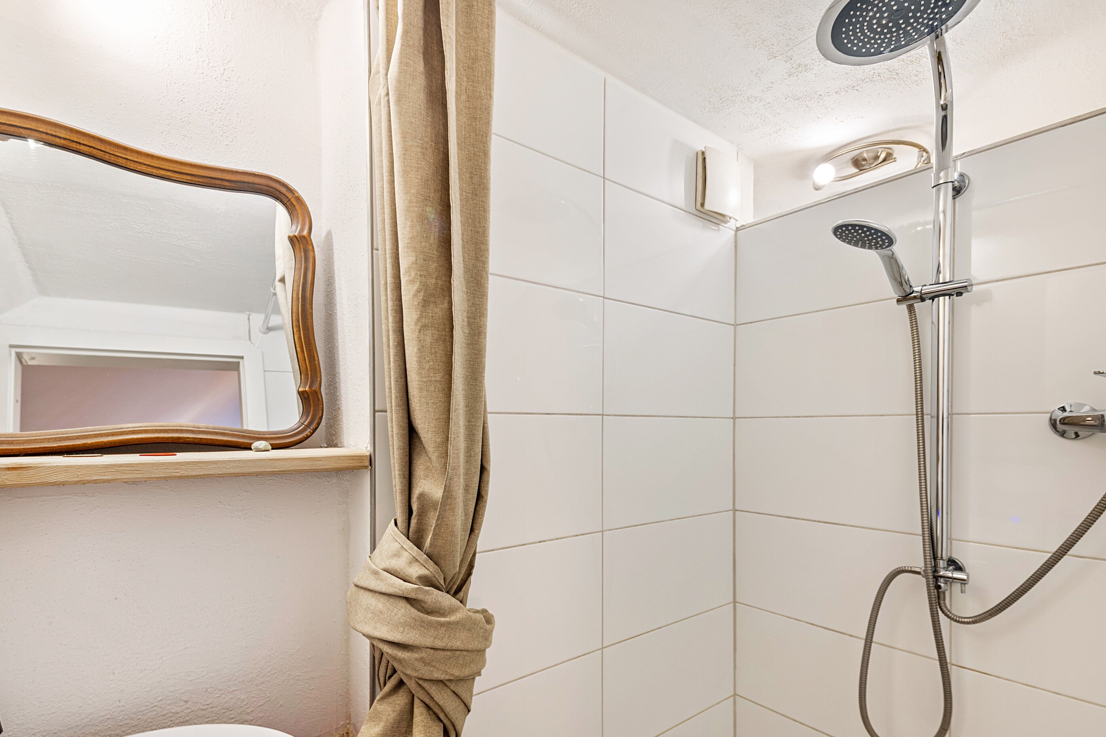 Een douche, gratis toiletartikelen, een haardroger, handdoeken