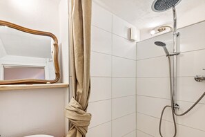 Dusche, kostenlose Toilettenartikel, Haartrockner, Handtücher