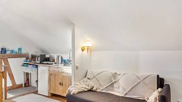 Een televisie en een tafeltennistafel