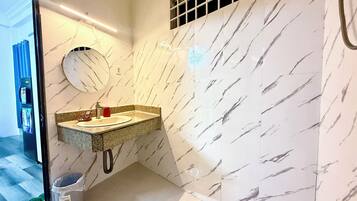 Deluxe tweepersoonskamer, uitzicht op stad | Badkamer | Een haardroger, pantoffels