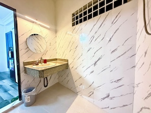 Bathroom - Lyly Hotel - Pham Ngu Lao (Ho Chi Minh City)