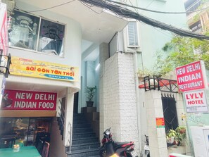 Front of property - Lyly Hotel - Pham Ngu Lao (Ho Chi Minh City)