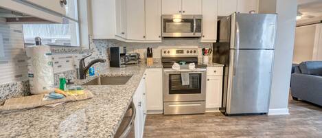 Geladeira, micro-ondas, fogão, cooktop