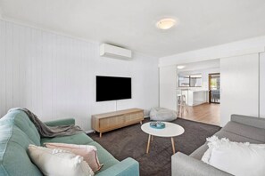 Smart-TV, DVD-spiller, fotballspill og bordtennis