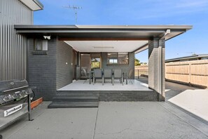 Outdoor dining - The Absolute Beach Escape For 21 (St Leonards)