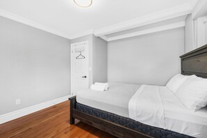 5 bedrooms, desk, iron/ironing board, WiFi