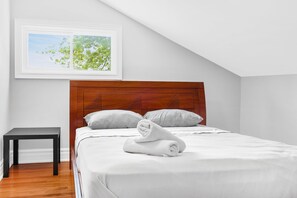 5 bedrooms, desk, iron/ironing board, WiFi