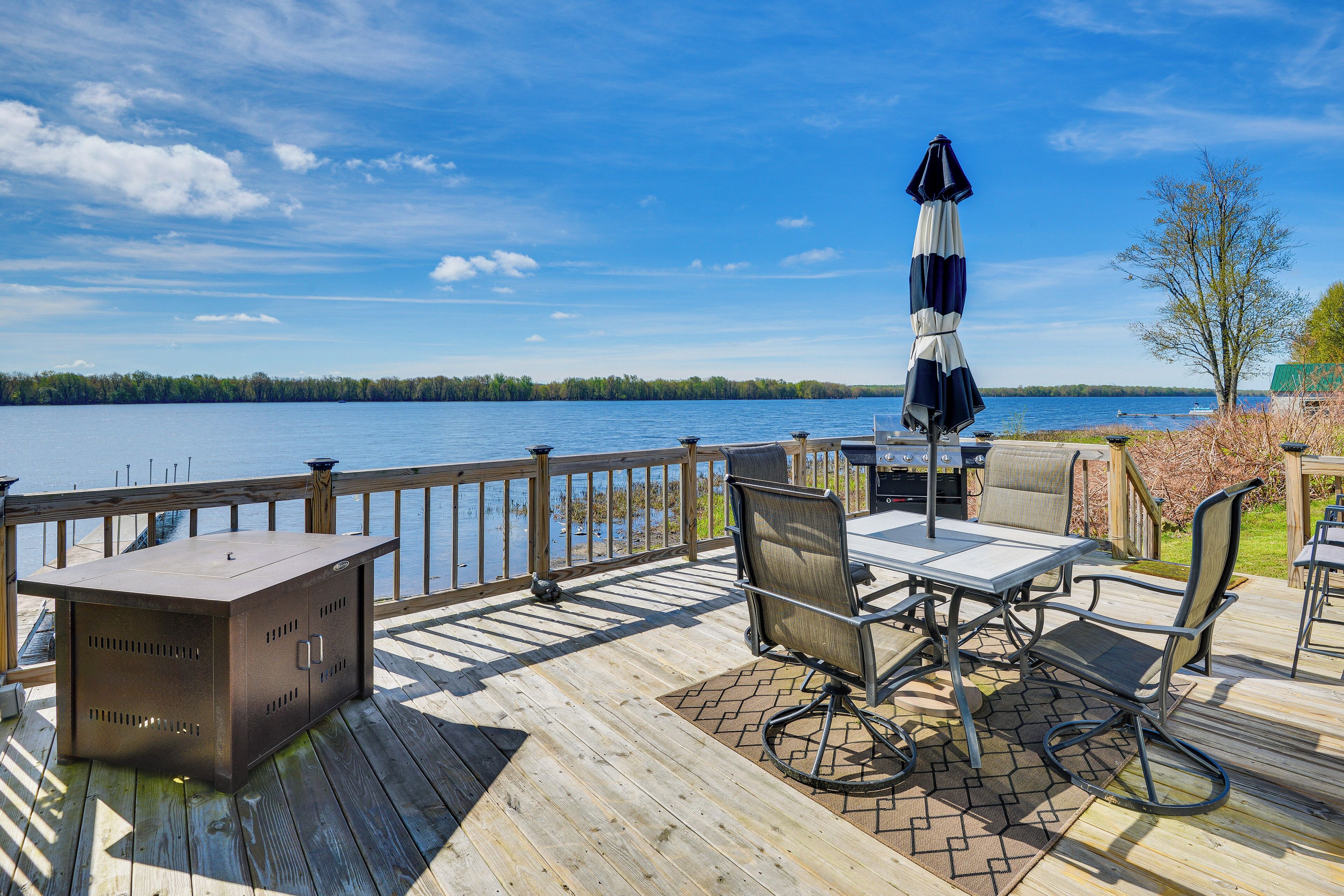 Ogdensburg Waterfront Cottage w/ Deck & BBQ Grill!