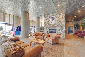 Interior - 2 Mi to Ski Resort! Sugar Mtn Condo w/ Indoor Pool (Sugar Mountain)