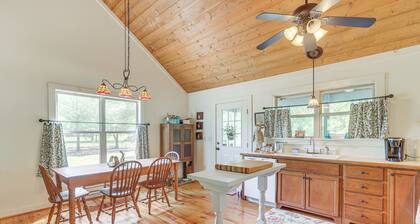 Charming Lawley Cottage: Deck, Fire Pit & Yard!