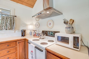 Réfrigérateur, micro-ondes, plaque de cuisson, lave-vaisselle