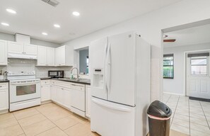 Fridge, microwave, stovetop, dishwasher - 5 Mi to Weeki Wachee! Home w/ Lanai & Air Hockey (Spring Hill)