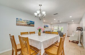 Dining - 5 Mi to Weeki Wachee! Home w/ Lanai & Air Hockey (Spring Hill)