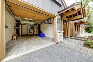 Ett garage med ett betonggolv, en träbänk och en blå förvaringslåda.