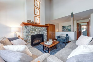 Smart TV y chimenea 