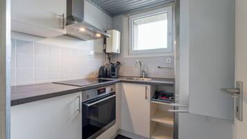 Stovetop, coffee/tea maker, electric kettle, cookware/dishes/utensils