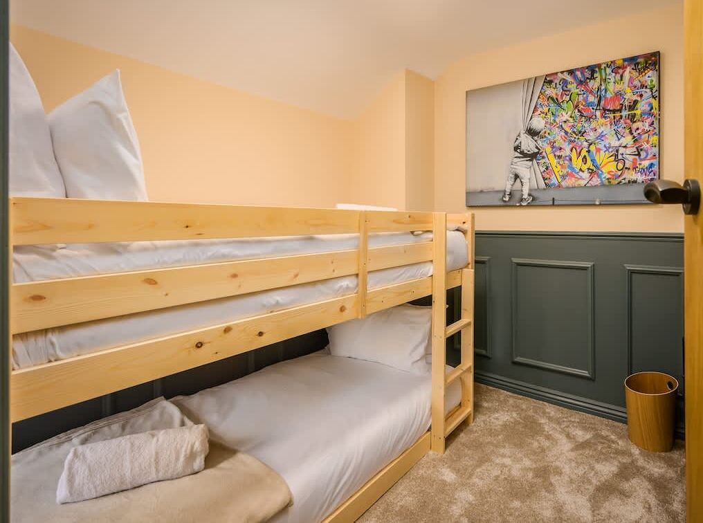 4 bedrooms, iron/ironing board, WiFi, bed sheets