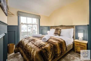 4 bedrooms, iron/ironing board, WiFi, bed sheets