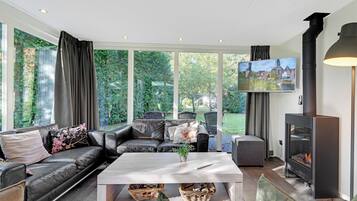 Een televisie en een open haard