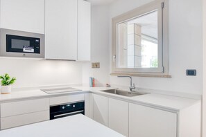 Réfrigérateur, four à micro-ondes, un four, surface de cuisson
