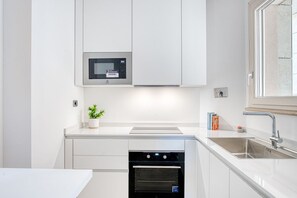 Frigorífico, microondas, horno y placa de cocina