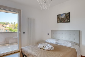 2 bedrooms, desk, iron/ironing board, WiFi