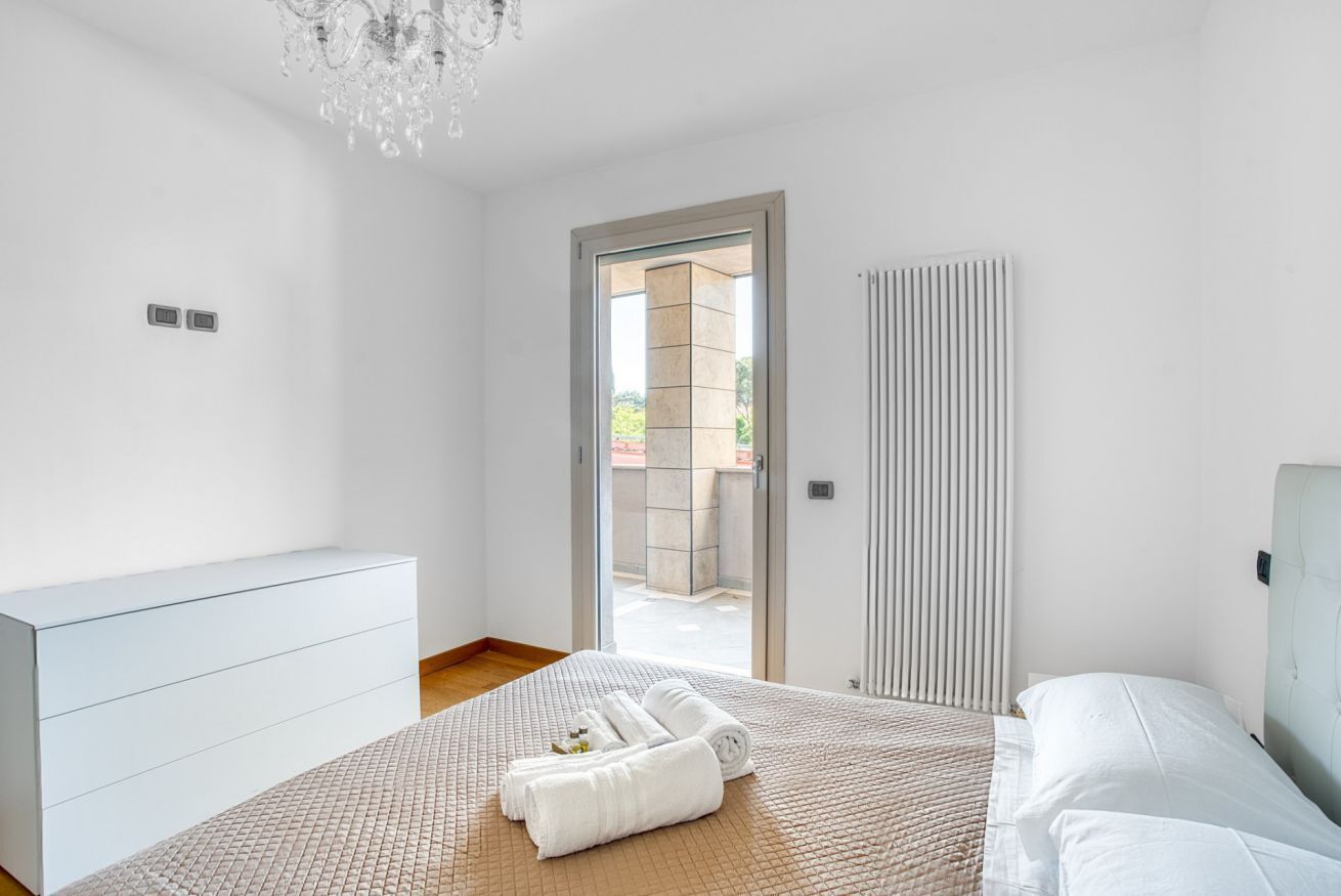 2 bedrooms, desk, iron/ironing board, WiFi