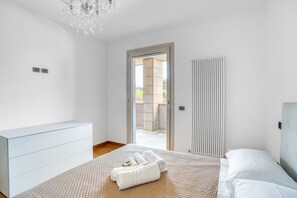 2 bedrooms, desk, iron/ironing board, WiFi