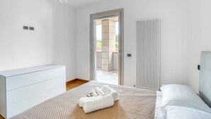 2 bedrooms, desk, iron/ironing board, WiFi