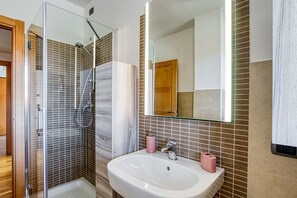 Dusche, Whirlpool, Haartrockner, Bidet
