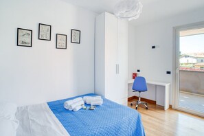 2 dormitorios, escritorio, tabla de planchar con plancha y wifi