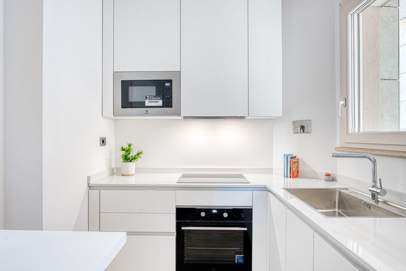 Frigorifero, microonde, forno, piano cottura