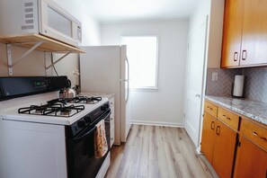 Frigorifero, microonde, forno, piano cottura