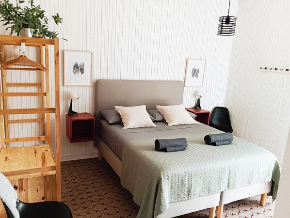 2 bedrooms, iron/ironing board, Internet, bed sheets